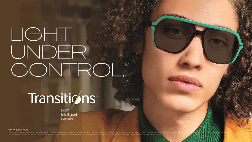 Transitions Signature - osoba nosi Essilor leće s Transitions tehnologijom